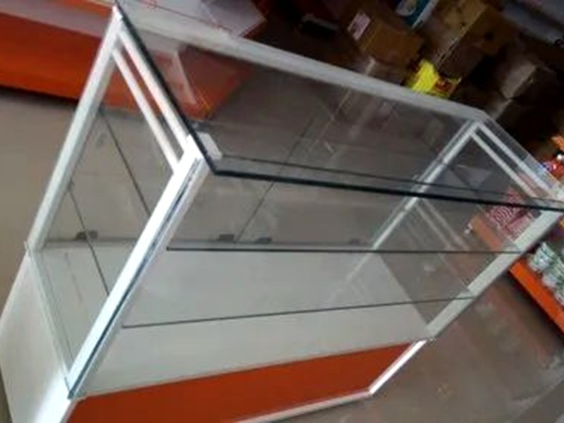 Lockable glass retail display counter